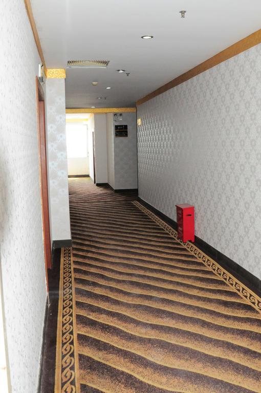 Super 8 Hotel Guangzhou Baiyun Airport Subway Station Inn 广州 外观 照片