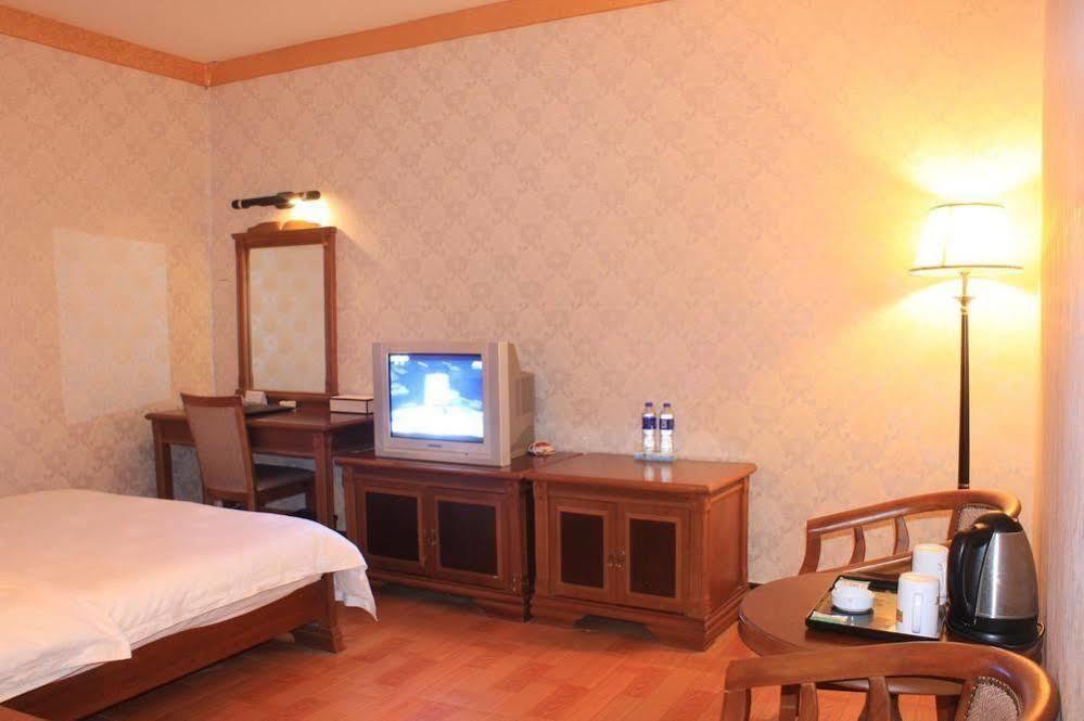 Super 8 Hotel Guangzhou Baiyun Airport Subway Station Inn 广州 外观 照片