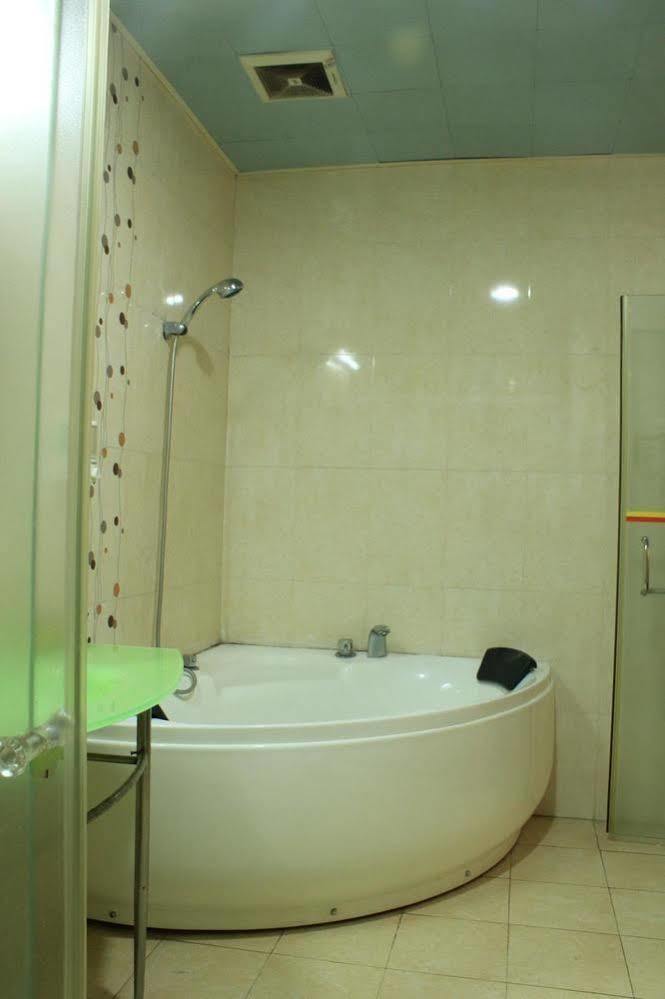 Super 8 Hotel Guangzhou Baiyun Airport Subway Station Inn 广州 外观 照片