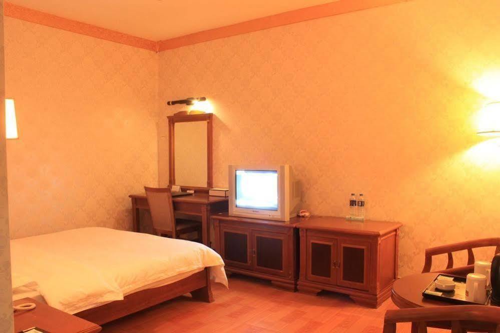 Super 8 Hotel Guangzhou Baiyun Airport Subway Station Inn 广州 外观 照片
