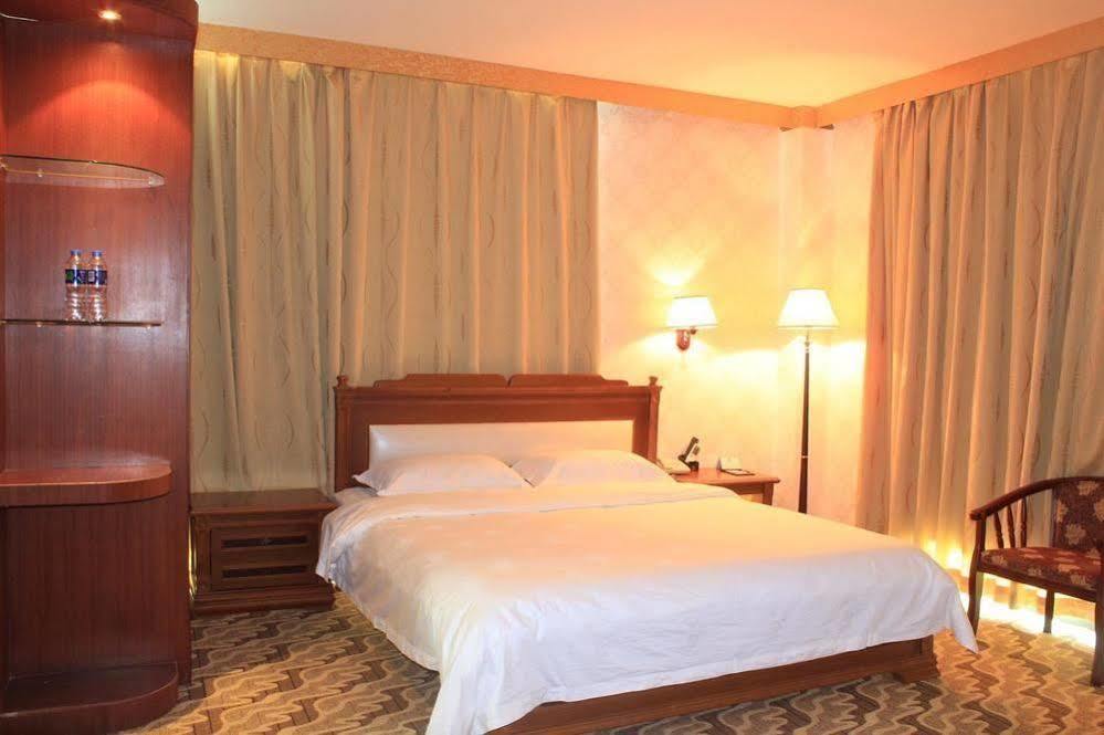 Super 8 Hotel Guangzhou Baiyun Airport Subway Station Inn 广州 外观 照片