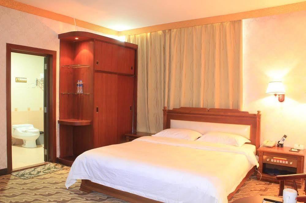 Super 8 Hotel Guangzhou Baiyun Airport Subway Station Inn 广州 外观 照片