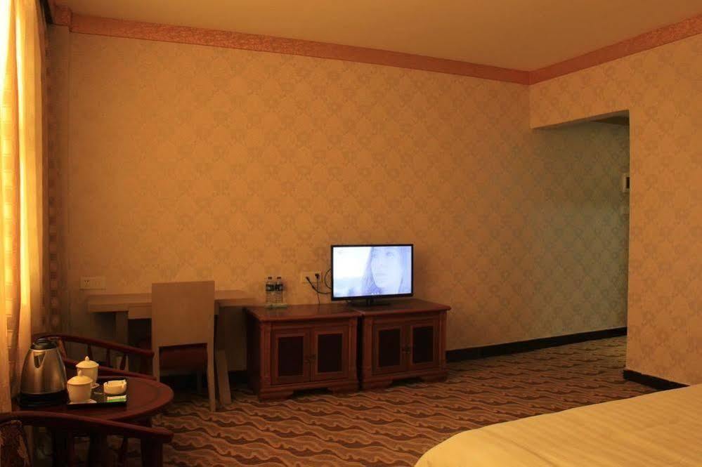 Super 8 Hotel Guangzhou Baiyun Airport Subway Station Inn 广州 外观 照片