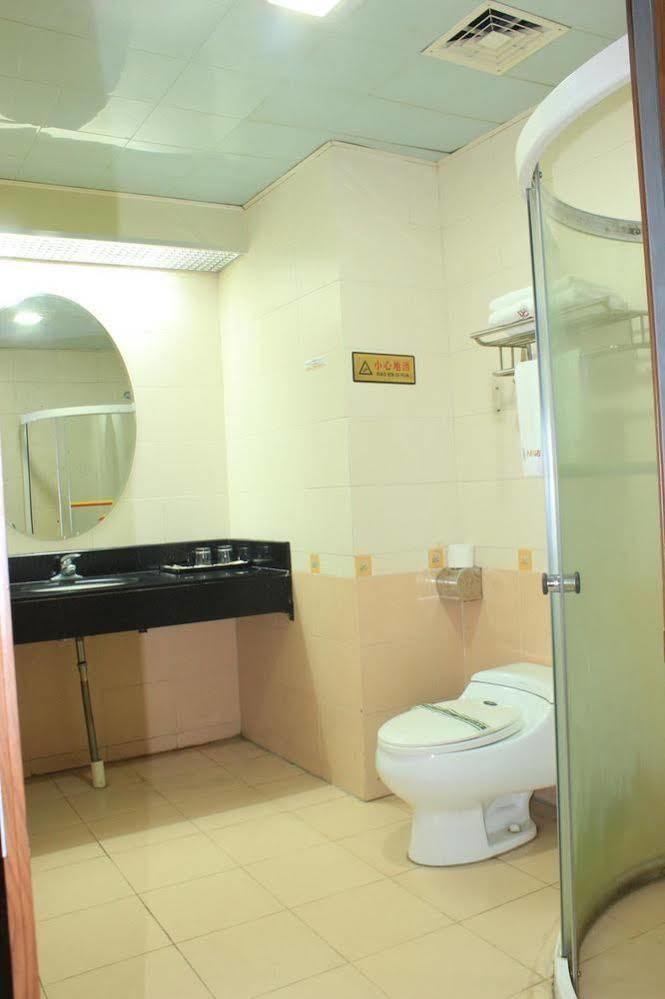 Super 8 Hotel Guangzhou Baiyun Airport Subway Station Inn 广州 外观 照片